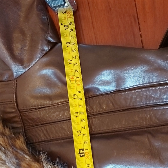 SOLD SOLD SOLD Leather trench with fur collar. Jonathan Christopher size 12 - Picture 14 of 16